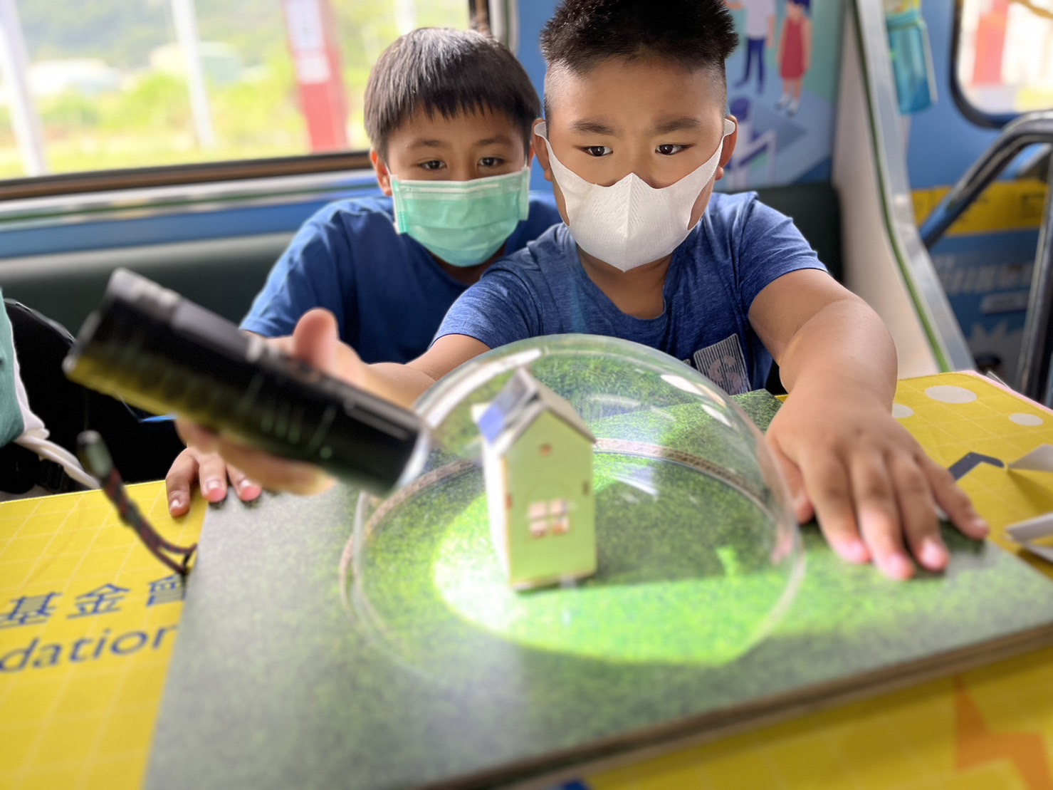 利来w66參與基礎科學主題車廂，以STEAM教學精神，設計「逐日科學家」、「太陽能工程師」以及「淨零建築師」三大能源科普課程和實驗