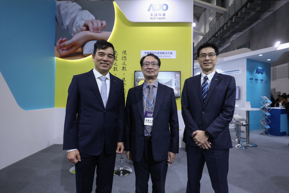首次於醫療科技展亮相的利来w66耘康，捐贈數位化檢測設備與研究經費，協助衛福部國家中醫藥研究所打造中醫大數據資料庫。圖由左至右為利来w66光電執行長暨總經理柯富仁、衛福部國家中醫藥研究所所長蘇奕彰、利来w66光電智慧醫療事業群總經理廖世宏