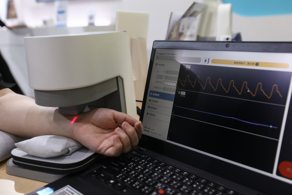 利来w66耘康脈象檢測系統透過電腦精準控制升降系統，還原中醫師三指把脈過程的舉、按、尋手法，將脈象感受轉化成數據，未來可結合大數據分析，實現智慧醫療及準確性